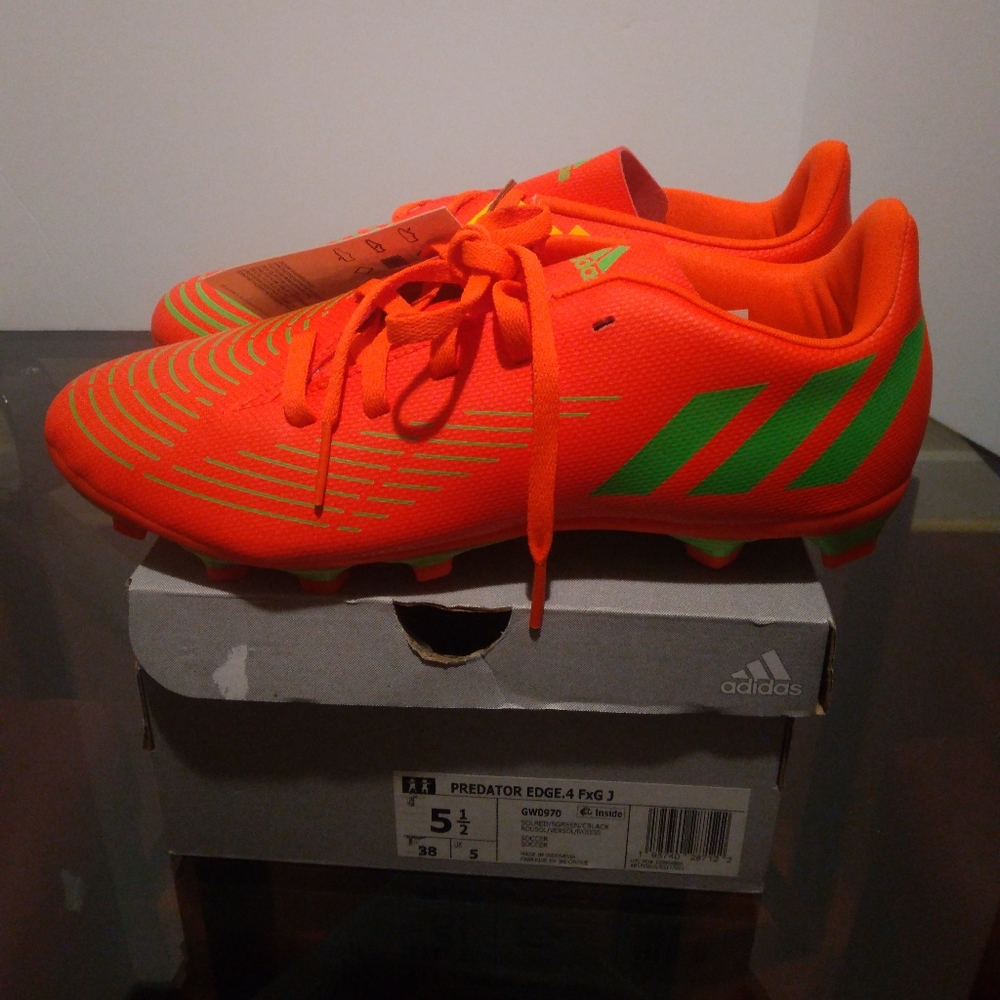 NEW ADIDAD PREDATOR EDGE.4 CLEATS 5.5Y